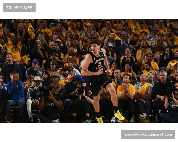 勇士替补席调整:新秀杰克逊进入轮换应对库里缺阵 勇士替补席调整:新秀杰克逊进入轮换应对库里缺阵